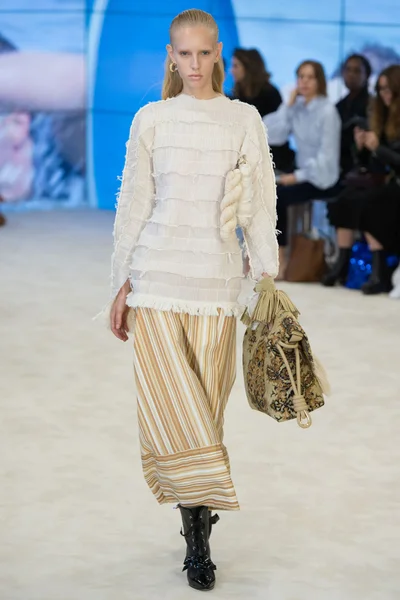 Look 10